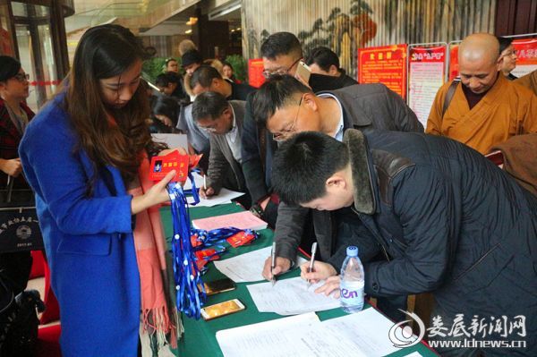（委员还是提前抵达现场签到，并领取相关证件材料，详细了解本次会议的相关议程）