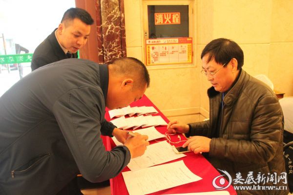 （委员携提案陆续到驻会宾馆前来报道）