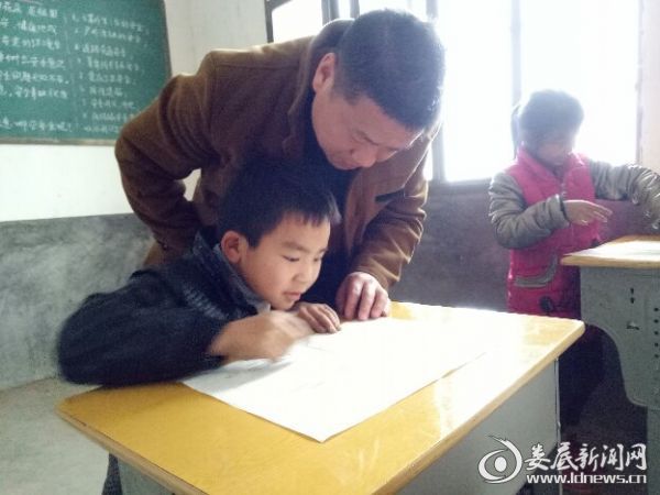 王正耀辅导孩子做功课