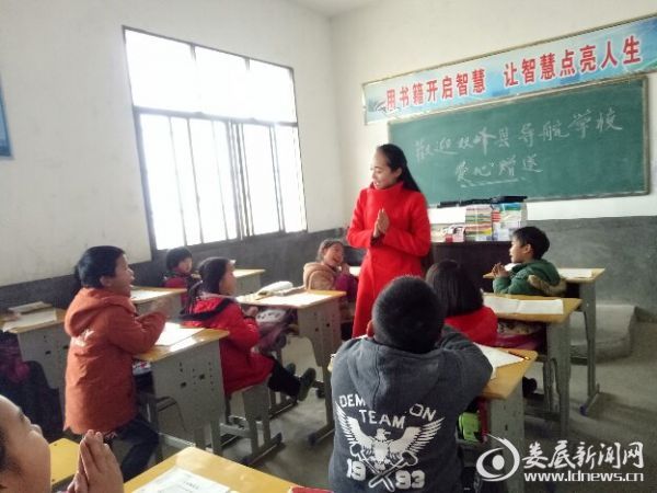 阳女士与学生互动