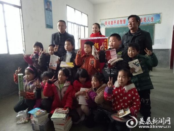 爱心人士与师生合影