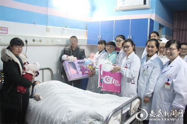 娄底市中心医院生殖医学中心医务人员前往看望龙凤胎宝宝（1）