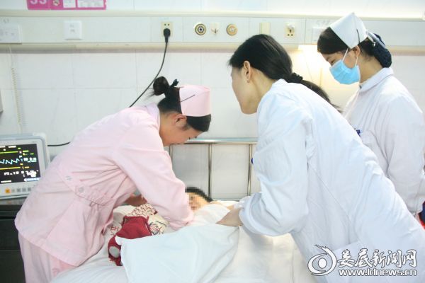 医护人员指导产妇进行哺乳