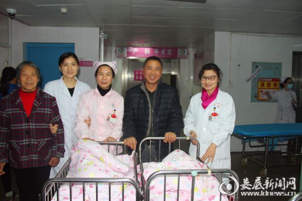 家属开心地迎接从产房出来的龙凤胎宝宝