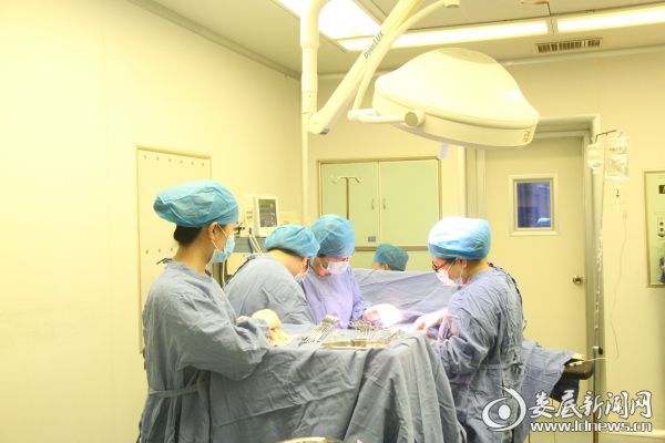 市中心医院产科医务人员为产妇进行剖腹产手术
