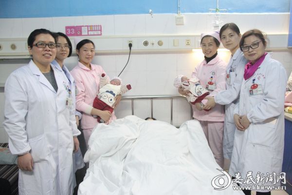 市中心医院医务人员与产妇及龙凤胎宝宝合影