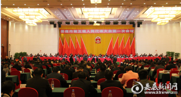 （市五届人大一次会议举行第四次全体会议现场）