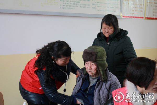 朱飞跃主委细心给村民听诊