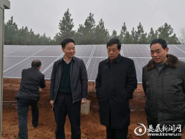 娄底市第二人民医院领导参观了该村扶贫工程光伏发电项目，当听村支书说该项目可给村里每年带来5万元的收入时，大家会心的笑了