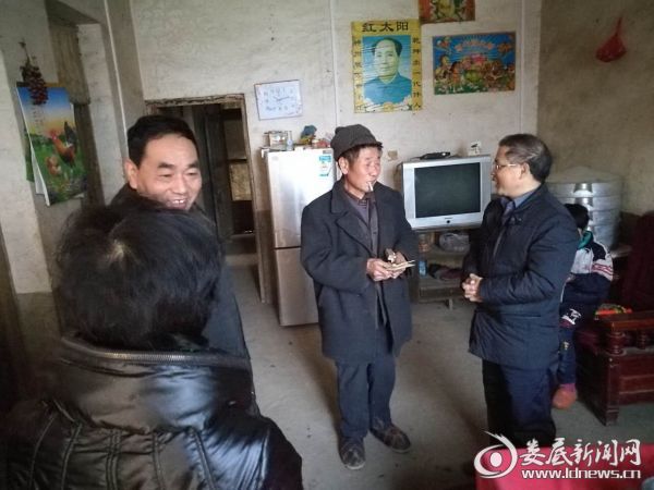 娄底市第二人民医院院长朱华江（右一）正在探望慰问村民