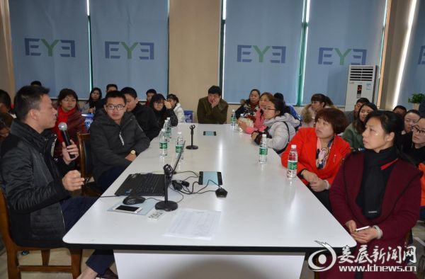 娄底爱尔眼科医院副院长兼屈光中心主任周映旗为现场朋友细致解答疑难问题