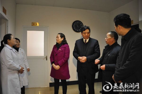 图为娄底市委常委、宣传部长吴建平（右三）、副市长李有才（左三）、市卫生计生委主任罗琳（右一）看望慰问血站一线工作人员