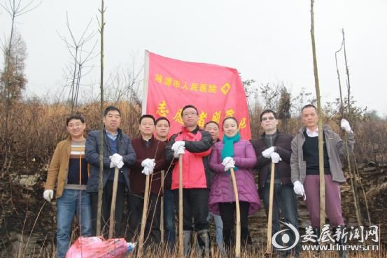 涟源市人民医院植树队合影