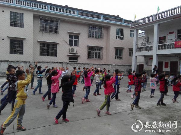 孩子们在修缮一新的操场上做课间操
