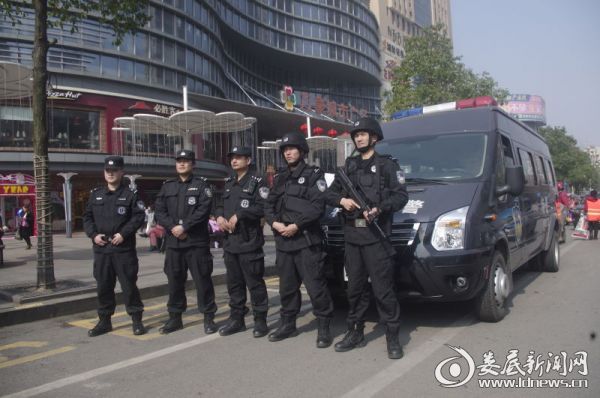 娄底特警守卫平安