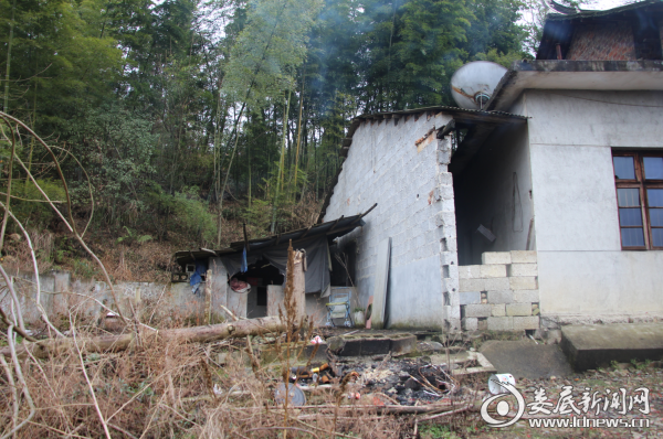 袁文泽家已倒塌的部分住房