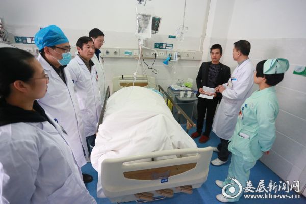 医护人员将爱心捐款交给张人朝