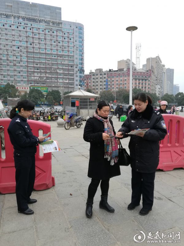 市强戒所民警向旅客发放禁毒宣传册