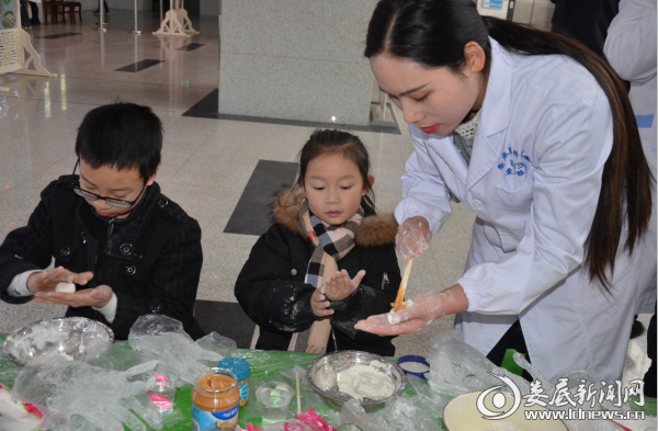 娄底爱尔眼科医院医务人员手把手教孩子们制作元宵