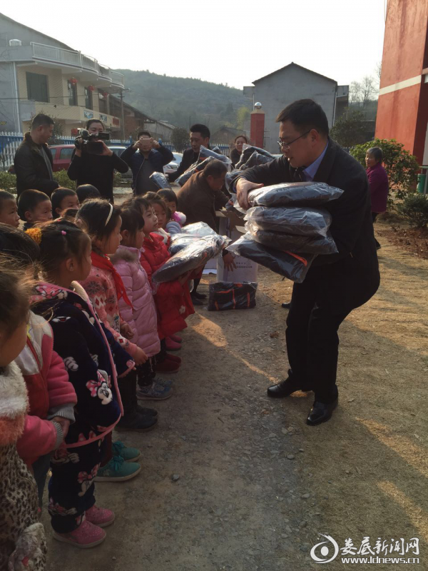 甘棠镇党委领导为贫困学生发放棉衣