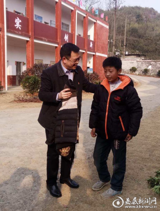 罗书记亲切慰问贫困学生