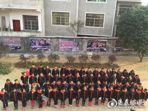 孩子们整齐着装，齐唱国歌