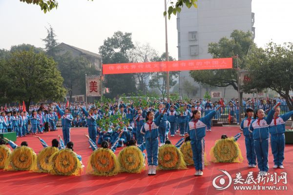 6、六（3）班为全体师生献上精彩的节目《春之诵》