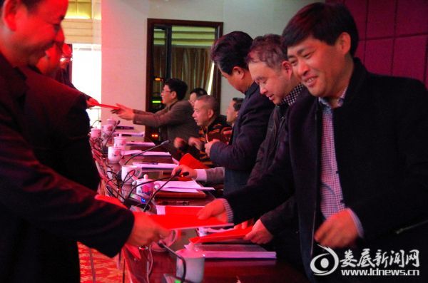 各科室（单位）负责人向分管副主任递交廉政建设责任状