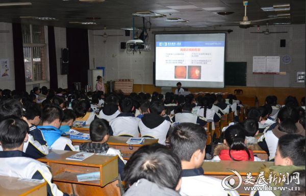 此次讲座由娄底爱尔眼科医院近视防控专家谭健主讲