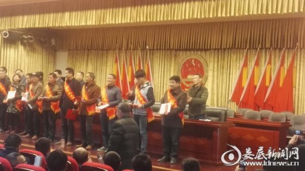 颁奖现场 右二：肖思云