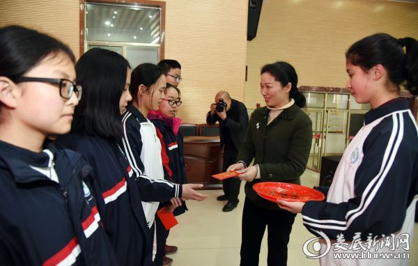 市侨联主席范晓平发放补助
