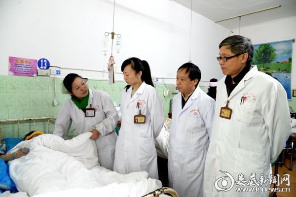 （院抢救小组部分领导和专家看望刘丽）