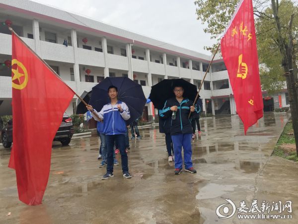 从敬老院出来，学生们脸上都洋溢着笑容