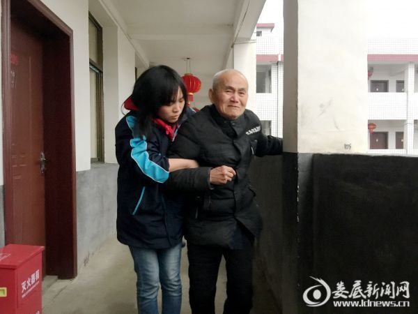 扶腿脚不便的老人到室外活动