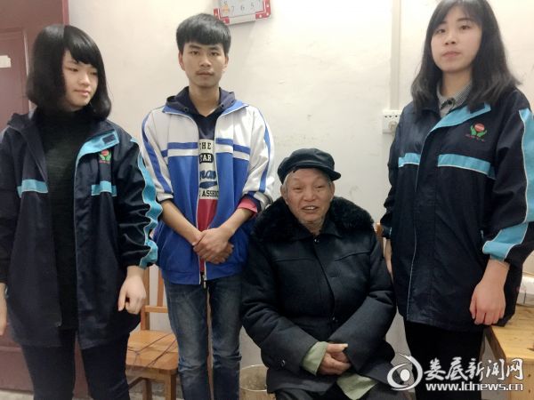 临走前，老人提出来要和孩子们一起合个影