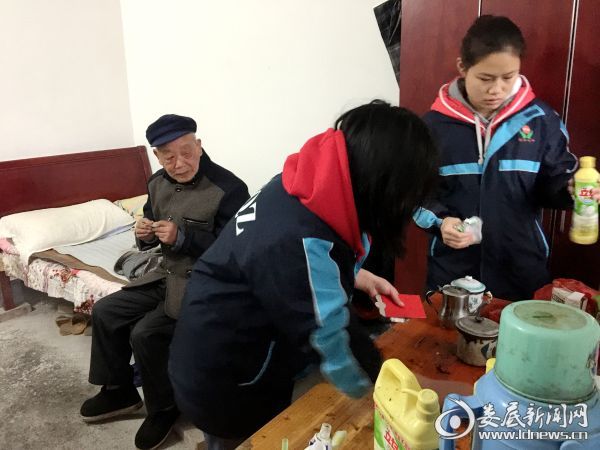 帮老人们收拾整理