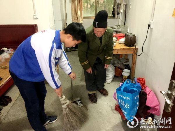 帮老人们打扫卫生