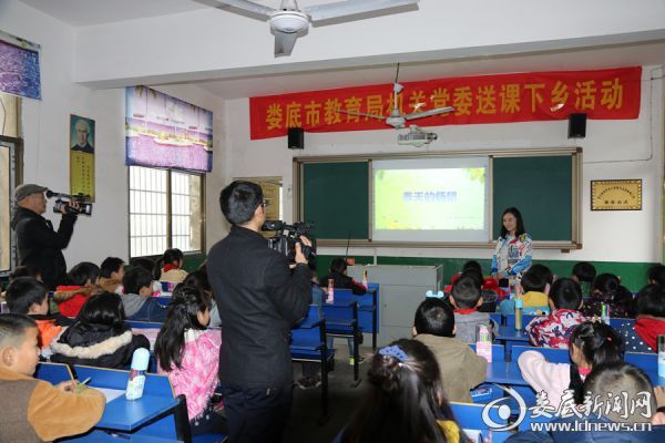 3、美术老师柳源源执教《春天的畅想》_副本
