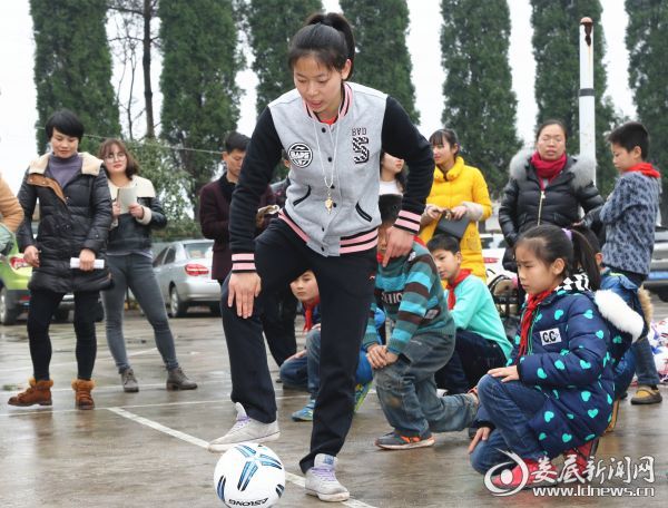 4、体育老师李露执教《脚内侧传球》