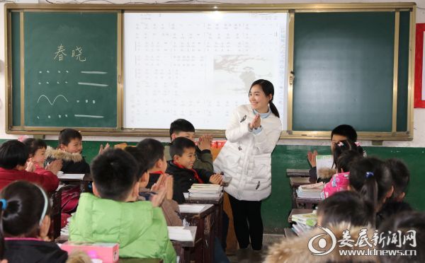 5、音乐老师陈瑶执教《春晓》