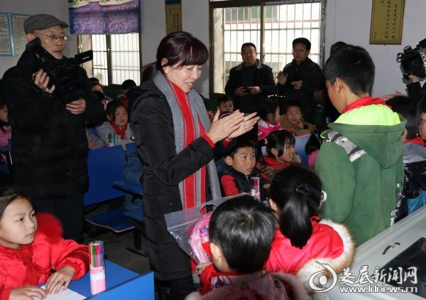 2、娄底一小党总支书记张雄辉关爱乡村困难学生