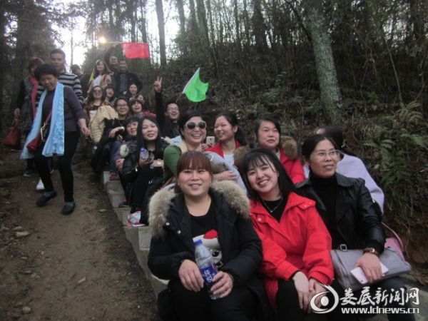 就着石级休息一会儿，也是合影留念的好地方
