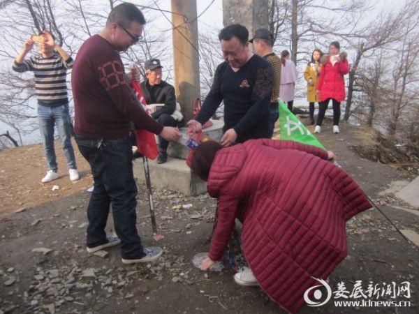 捡起来，装进袋里