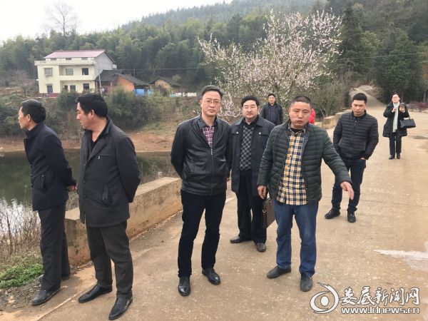 娄星区司法局深入蛇形山镇梓木村开展扶贫与群众工作