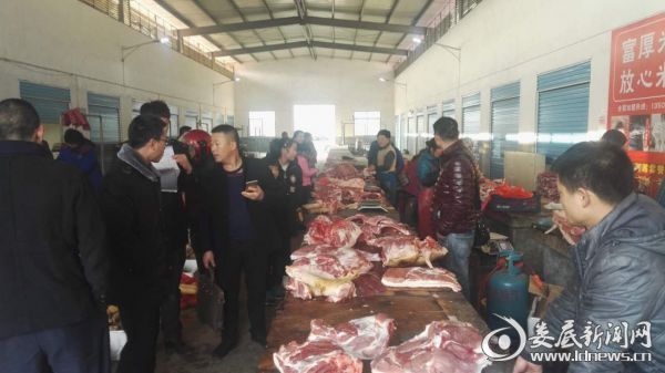 （图为春节期间执法人员在万宝镇农贸市场进行禽类、肉类安全检查）