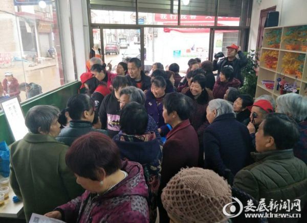 下乡筛查的医护人员经常被村民里三层外三层的围住