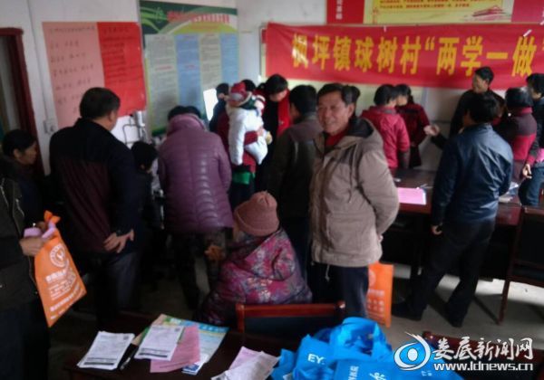 筛查小组走进枫坪镇球树村义诊筛查