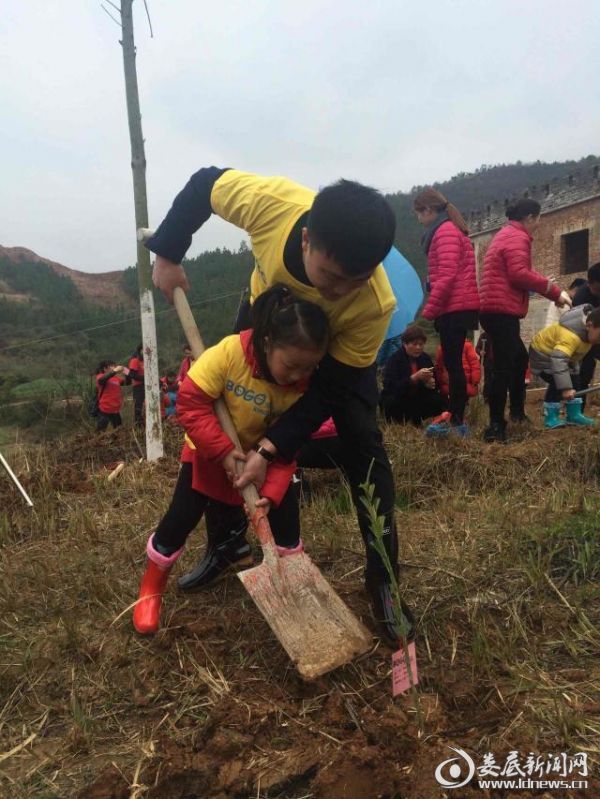 幼儿在父亲的指导帮助下铲土