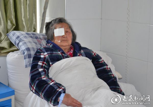 谭奶奶术后在病房休息