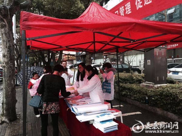 向过往群众发放资料